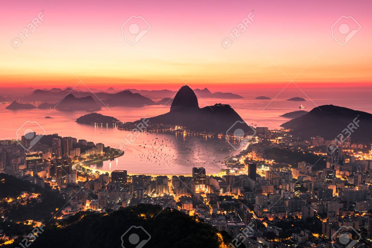 Rio De Janeiro Pouco Antes Do Nascer Do Sol Luzes Da Cidade E Pao De Acucar Fotos Retratos Imagenes Y Fotografia De Archivo Libres De Derecho Image