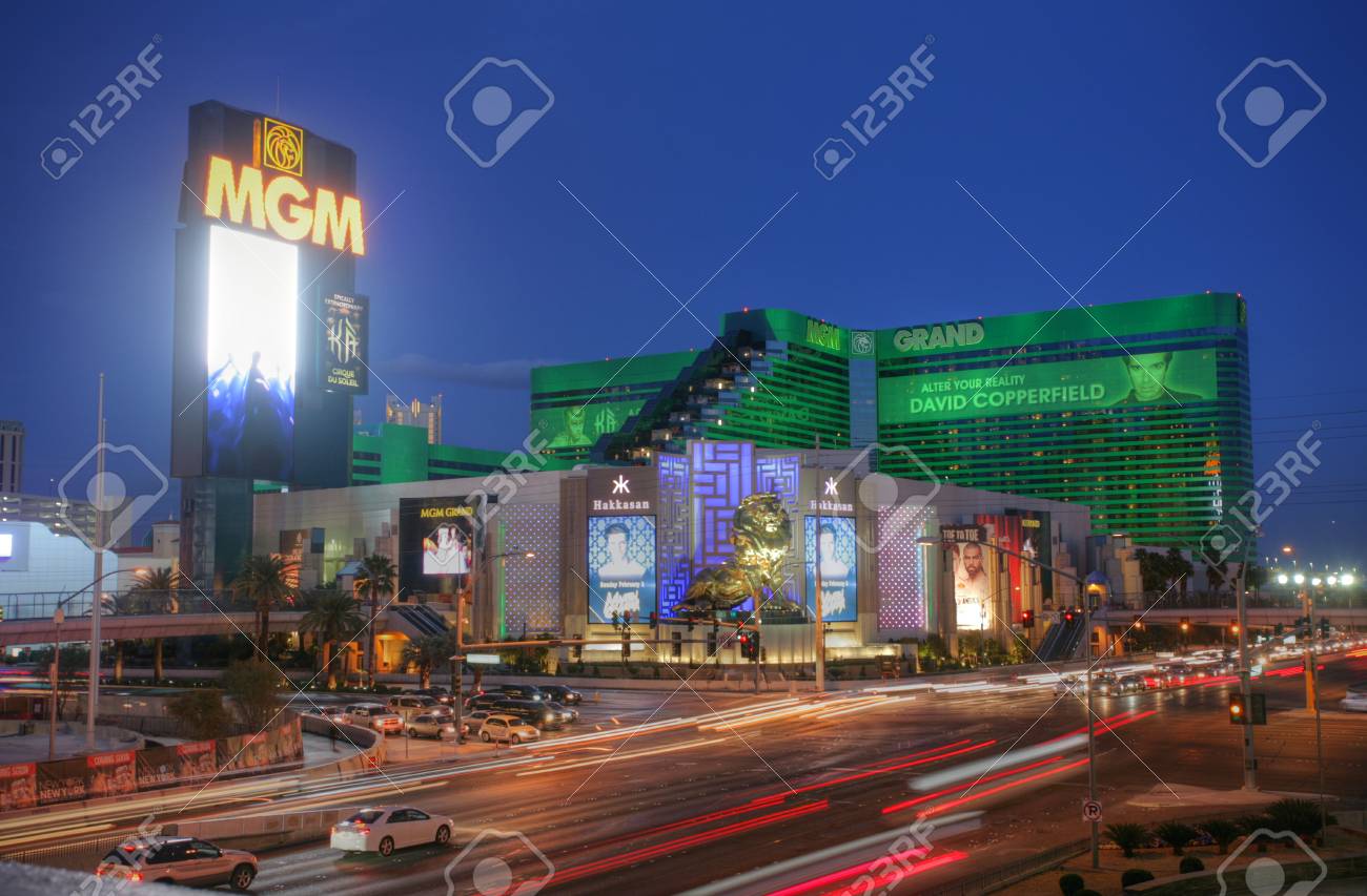 ラスベガス 14年年頃 Mgm グランド ホテル 14 年頃にラスベガスでのカジノ それは多くのショップ ナイトクラブ レストラン グランド ガーデン アリーナ 15 930 M 2 を占める最大のカジノを収容します の写真素材 画像素材 Image