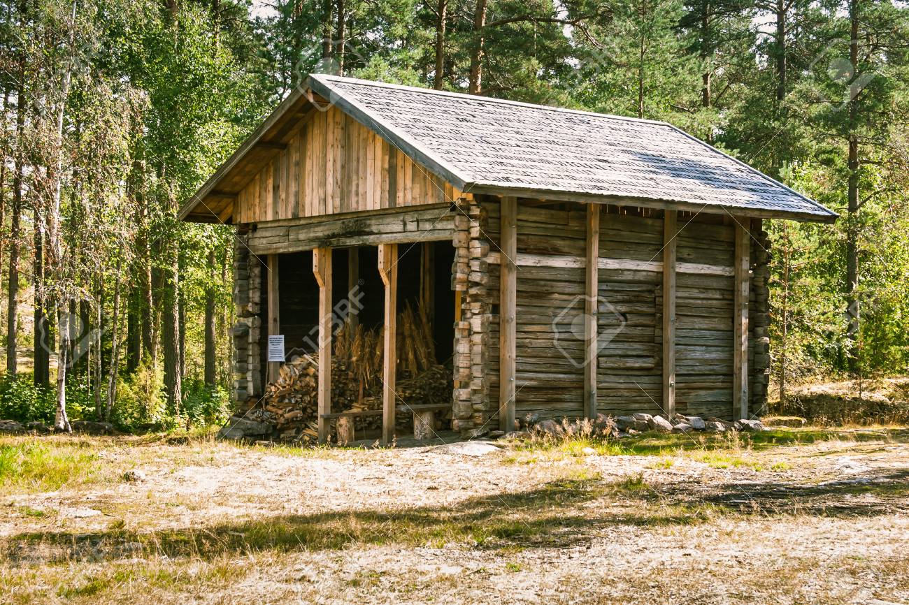フィンランドの森の中の美しい小さな木造の建物