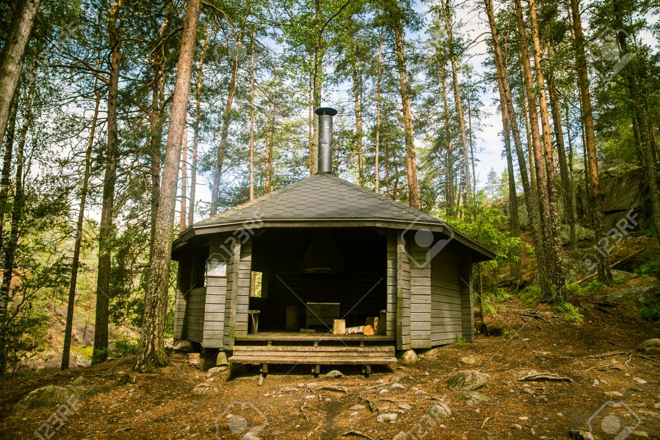 フィンランドの森の中の美しい小さな木造の建物