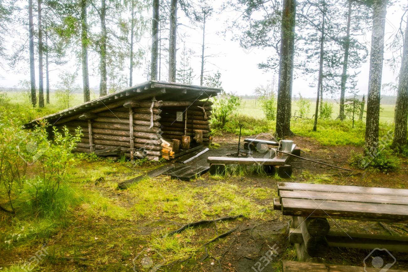 フィンランドの森の中の美しい小さな木造の建物