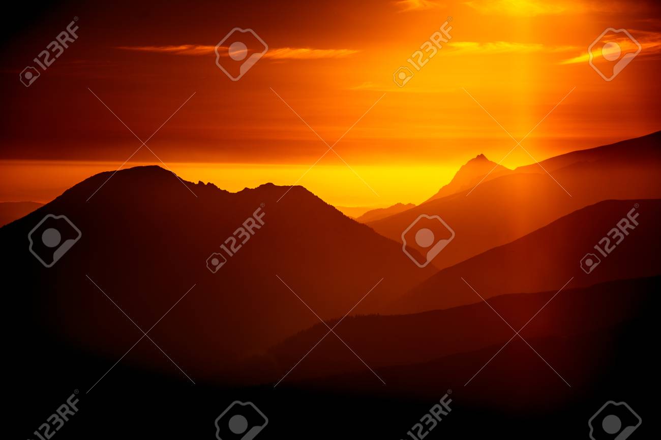 Immagini Stock Un Paesaggio Di Montagna Bello Colorato E Astratto In Una Tonalita Rossa Sguardo Decorativo Artistico Image 85361764