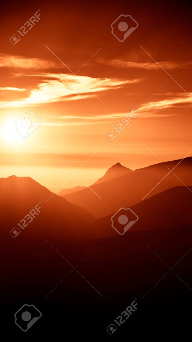 タトリ スロバキアで 感激の山の風景 赤いトーンの視点で鮮やかな グラデーションの風景 山の夏 明るい色で自然の壁紙 スマート フォン用の美しい縦壁紙 携帯電話の使用のための垂直方向の画像 の写真素材 画像素材 Image