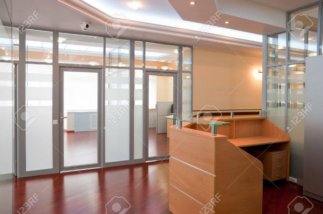 Interior De La Oficina Moderna - Recepción Y Lugares De Trabajo ... Interior De La Oficina Moderna - Recepción Y Lugares De Trabajo ...