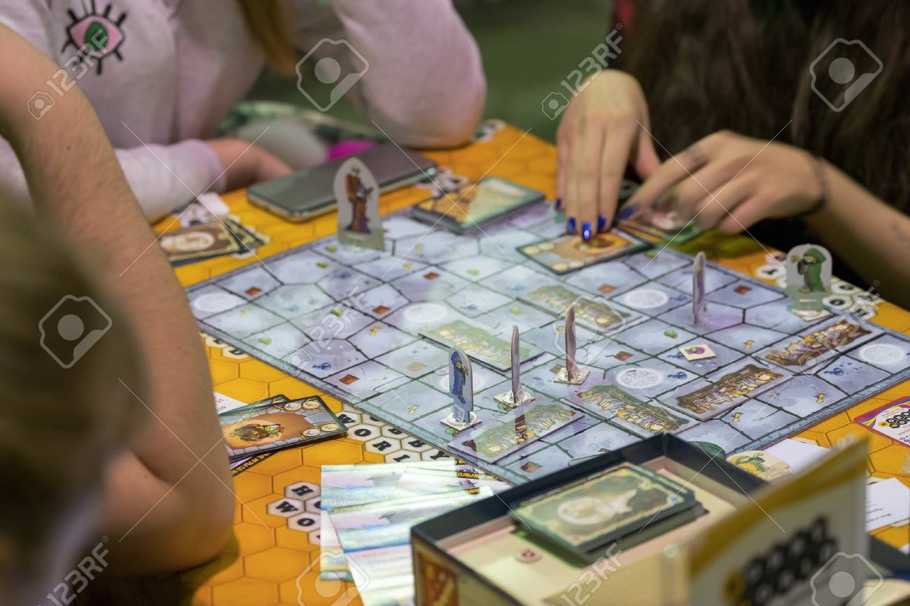 Moscú, Rusia - De Noviembre, 2016: La Gente Que Juega El De Mesa En El Festival Gamefilmexpo A Los Videojuegos, Series De Televisión Y Cómics, Anime, Manga, Cosplay. Fotos,