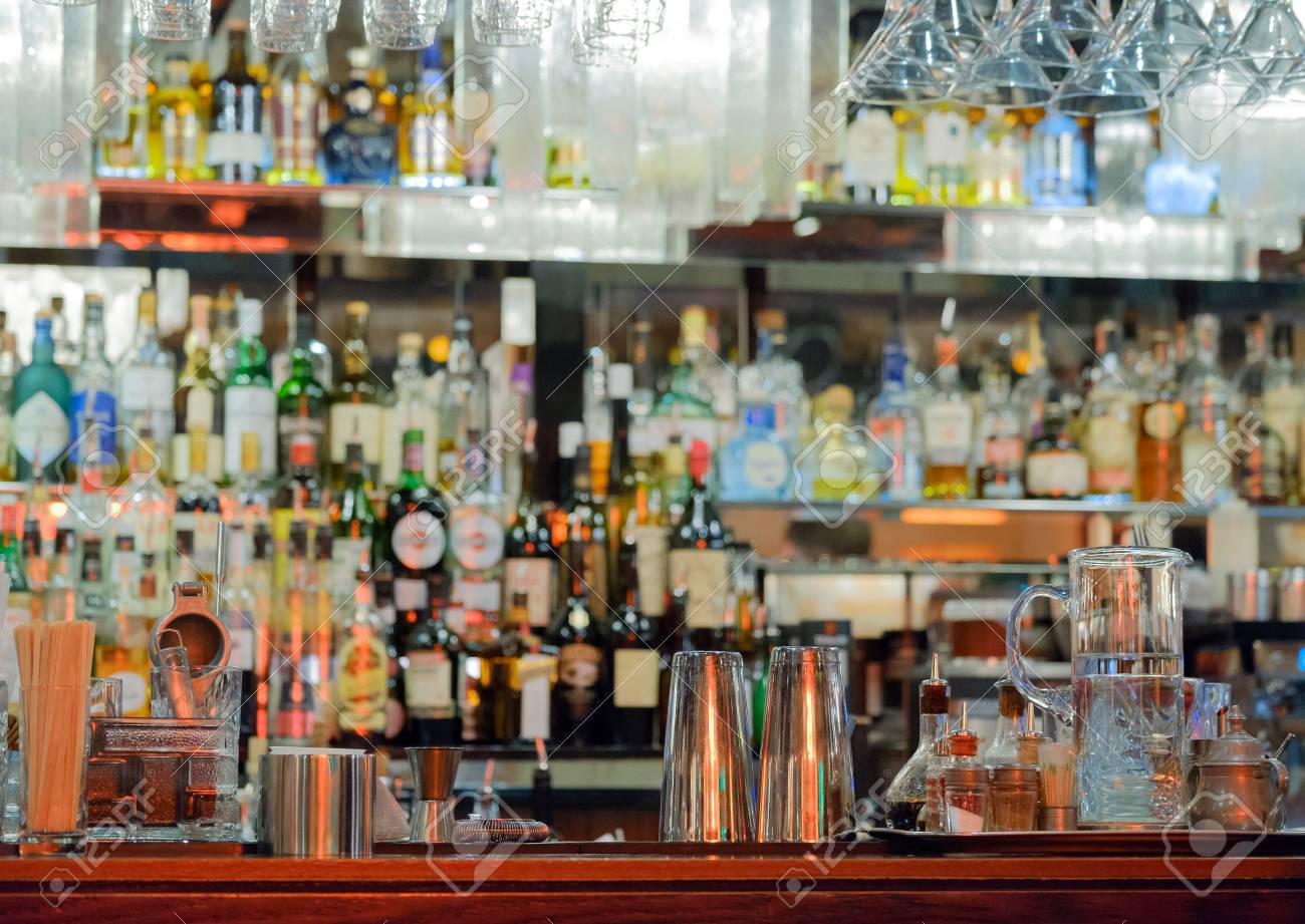 種類のボトルとバーのインテリア の写真素材 画像素材 Image