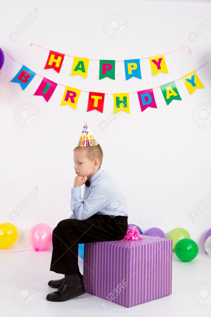 Triste Garcon Assis Avec Un Cadeau Guirlande L Inscription Joyeux Anniversaire Fond Blanc Banque D Images Et Photos Libres De Droits Image