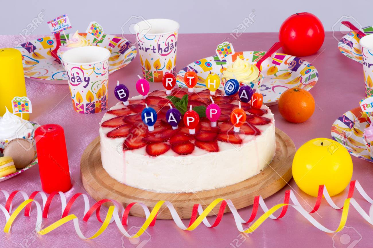 Decoration Coloree De La Table D 39 Anniversaire Avec Gateau Et Bonbons Pour L 39 Anniversaire Fond Banque D Images Et Photos Libres De Droits Image Decoration Coloree De La Table D 39 Anniversaire Avec Gateau Et Bonbons Pour L 39 Anniversaire Fond Banque D Images Et Photos Libres De Droits Image