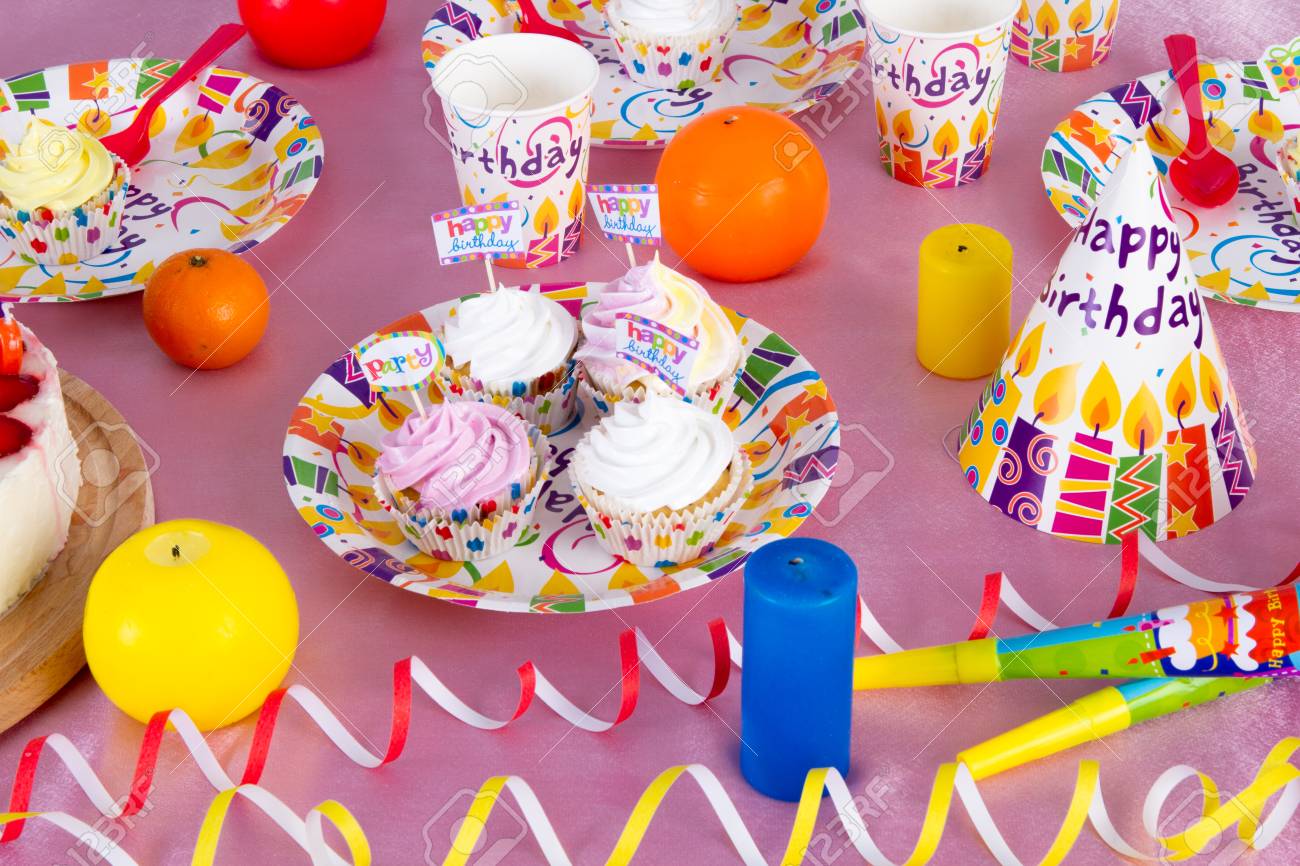 Decoration Coloree De La Table De Fete D Anniversaire Avec Des Gateaux Et Des Bonbons Pour Enfant Contexte Banque D Images Et Photos Libres De Droits Image Decoration Coloree De La Table De Fete D Anniversaire Avec Des Gateaux Et Des Bonbons Pour Enfant Contexte Banque D Images Et Photos Libres De Droits Image