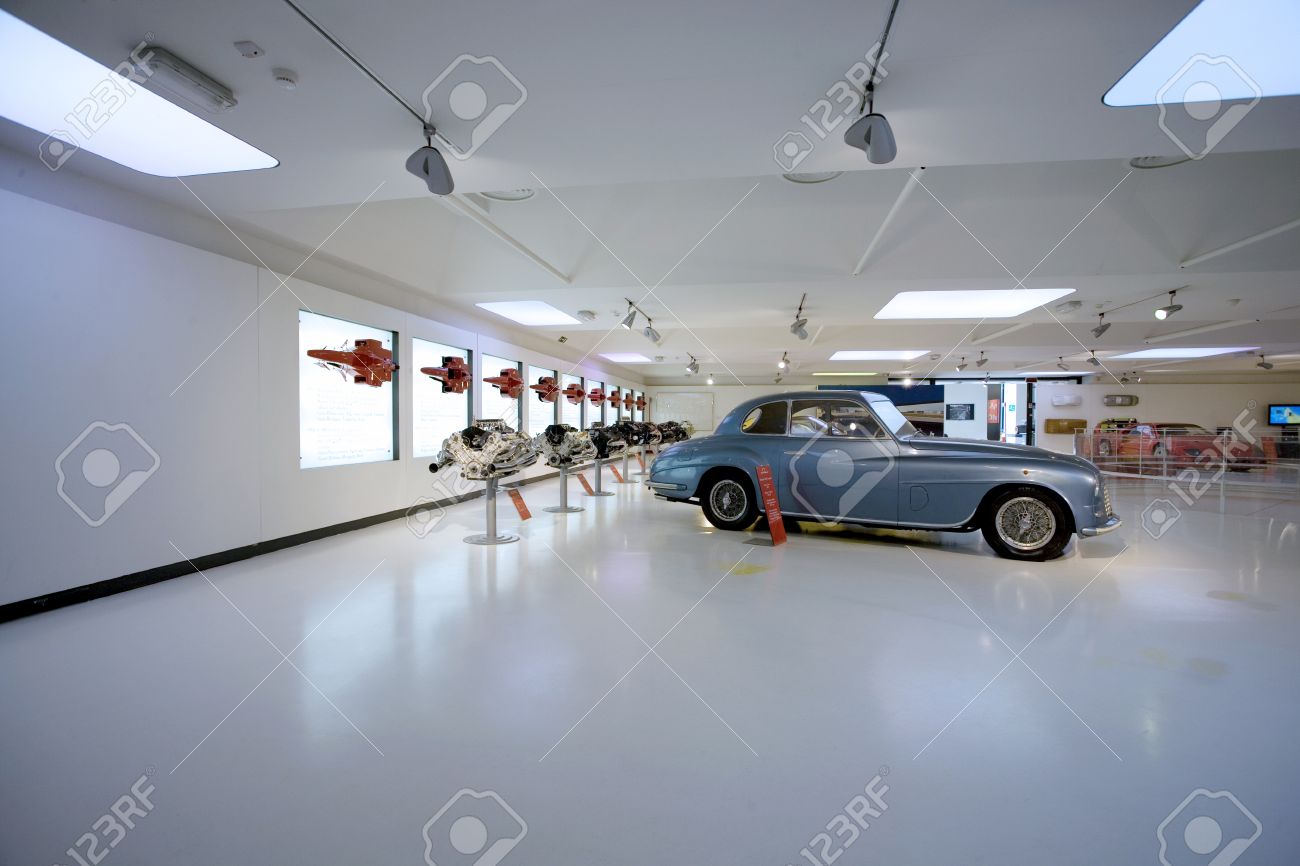 車のショールームと古いの自動車購入と販売 の写真素材 画像素材 Image