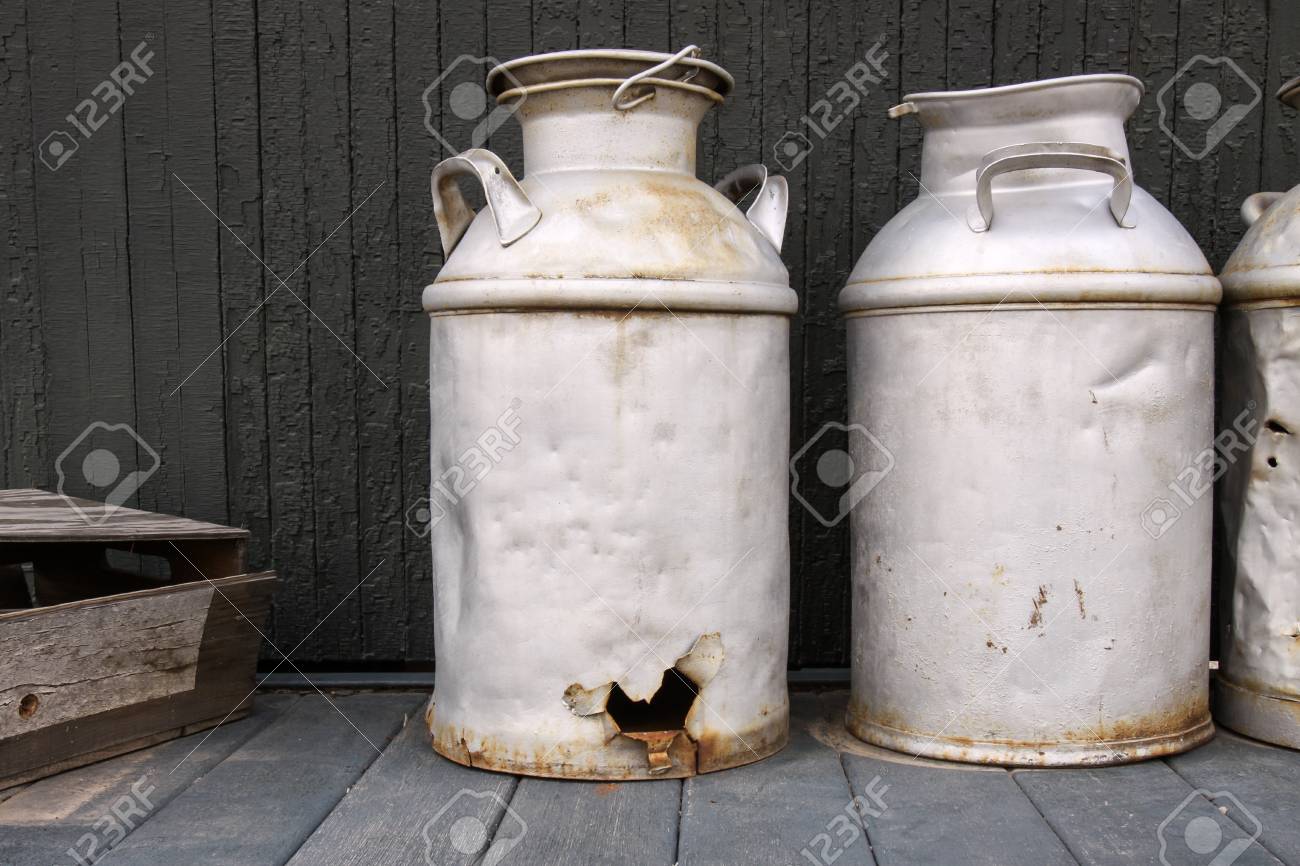 昔ながらの牛乳缶の写真素材・画像素材 Image 46531754