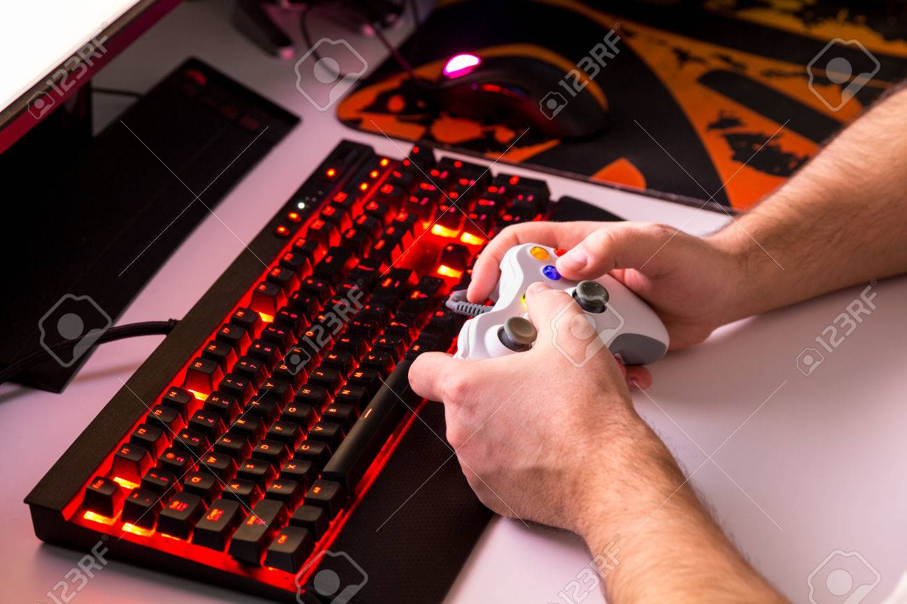 조이스틱, 키보드, 마우스 사용자 지정 만든 된 바탕 화면에 컴퓨터 게임을하는 사람. 로열티 무료 사진, 그림, 이미지 그리고  스톡포토그래피. Image 77019962