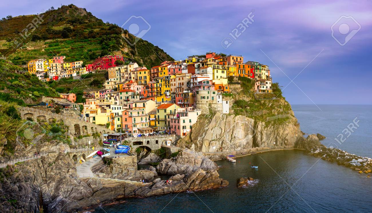 カラフルな伝統は地中海 マナローラ チンクエテッレ イタリア以上岩の上の家します の写真素材 画像素材 Image