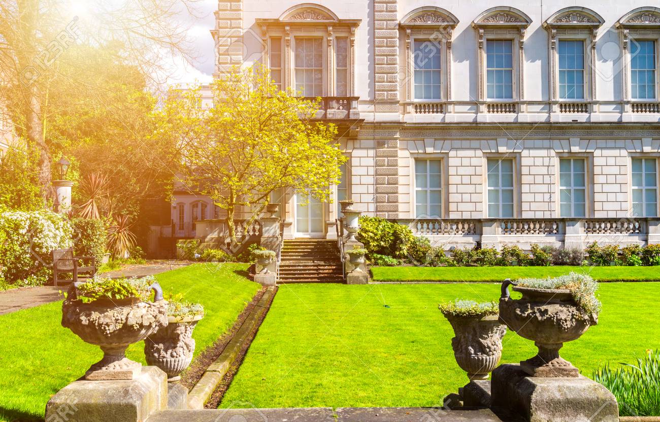 外装のビューとガーデン芝生美しい古い農村英語コテージの家の前庭の芝生 春に咲く花 の写真素材 画像素材 Image