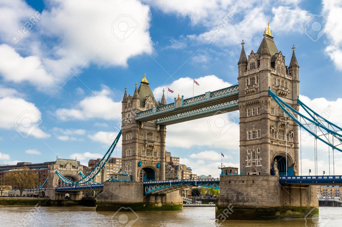 Tower Bridge à Londres Au Royaume Uni Coucher De Soleil Avec De Beaux Nuages Ouverture Du Pont Levis Un Des Symboles Anglais