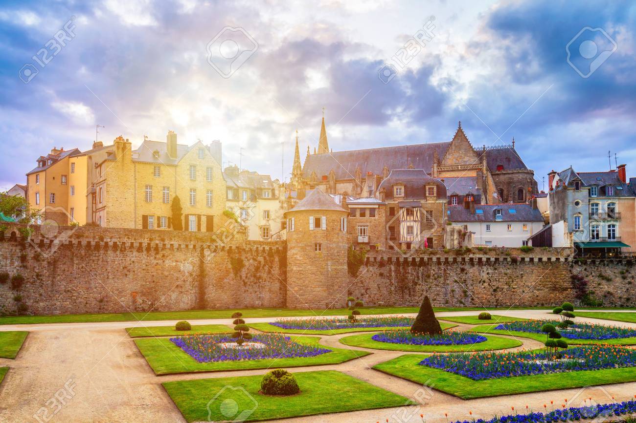 Vannes Una Ciudad Medieval De Bretana Bretana En Francia Fotos Retratos Imagenes Y Fotografia De Archivo Libres De Derecho Image 97996360
