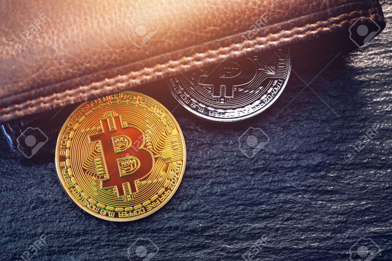 갈색 가죽 지갑의 비트코인. 비트코인, 현대 가상 암호화폐. 암호화폐 채굴로 인한 이익. 지갑이 있는 비트코인 금화, 클로즈업. 가상  암호 화폐 개념. 로열티 무료 사진, 그림, 이미지 그리고 스톡포토그래피. Image 137152585