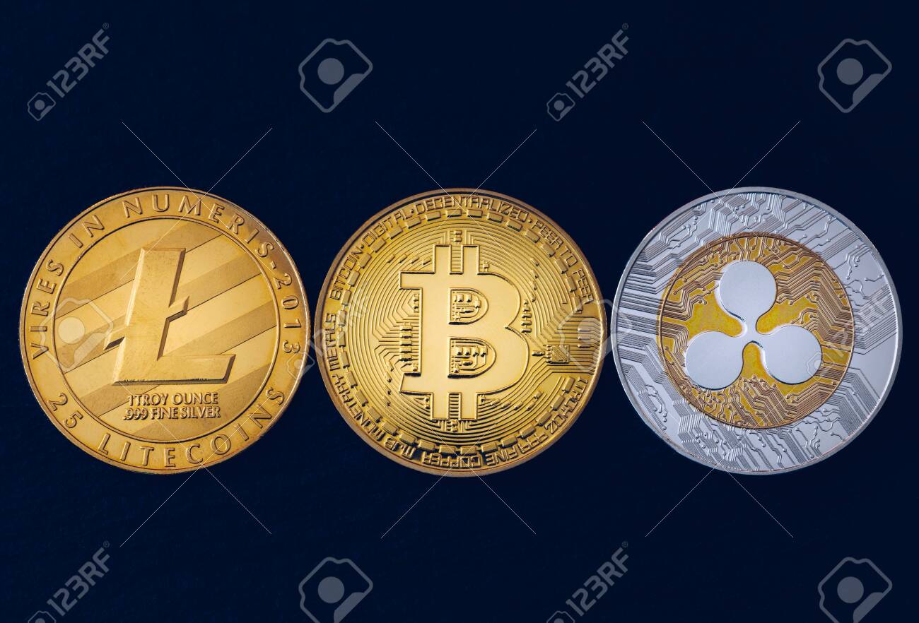 그래프 차트 배경에서 비트코인, 라이트코인 및 리플 동전 통화 금융 돈. 비트코인은 가장 중요한 암호화폐 개념입니다. 중간에 황금  비트코인이 있는 암호화폐 스택. 로열티 무료 사진, 그림, 이미지 그리고 스톡포토그래피. Image 138377892
