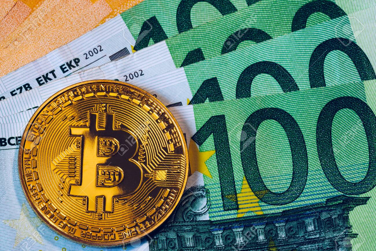 Goldene Bitcoin Über Euro-Geld. Kryptowährung Bitcoin.  Kryptowährungskonzept. Bitcoin Mit Euro-Scheine. Bitcoins Gestapelt Auf Euro-Banknoten.  Lizenzfreie Fotos, Bilder und Stock Fotografie. Image 138378043.