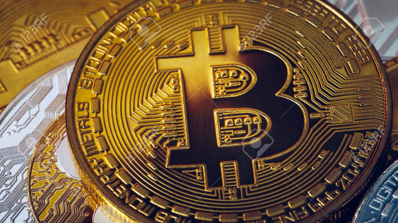 황금 비트코인이 있는 암호화폐 스택. 비트코인은 가장 중요한 암호화폐 개념입니다. 비트코인. 실물 비트코인. 디지털 화폐. 암호화폐.  Bitcoin과 황금 동전 로열티 무료 사진, 그림, 이미지 그리고 스톡포토그래피. Image 145419793
