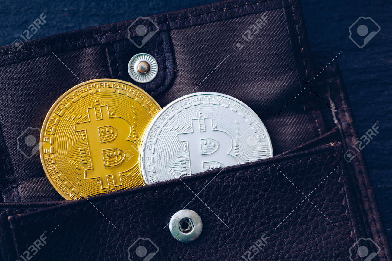 갈색 가죽 지갑의 비트코인. 비트코인, 현대 가상 암호화폐. 암호화폐 채굴로 인한 이익. 지갑이 있는 비트코인 금화, 클로즈업. 가상  암호 화폐 개념. 로열티 무료 사진, 그림, 이미지 그리고 스톡포토그래피. Image 168255352