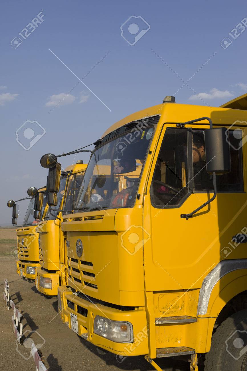 Gelb Mine Lkw Parkplatze Am Haus Lizenzfreie Fotos Bilder Und