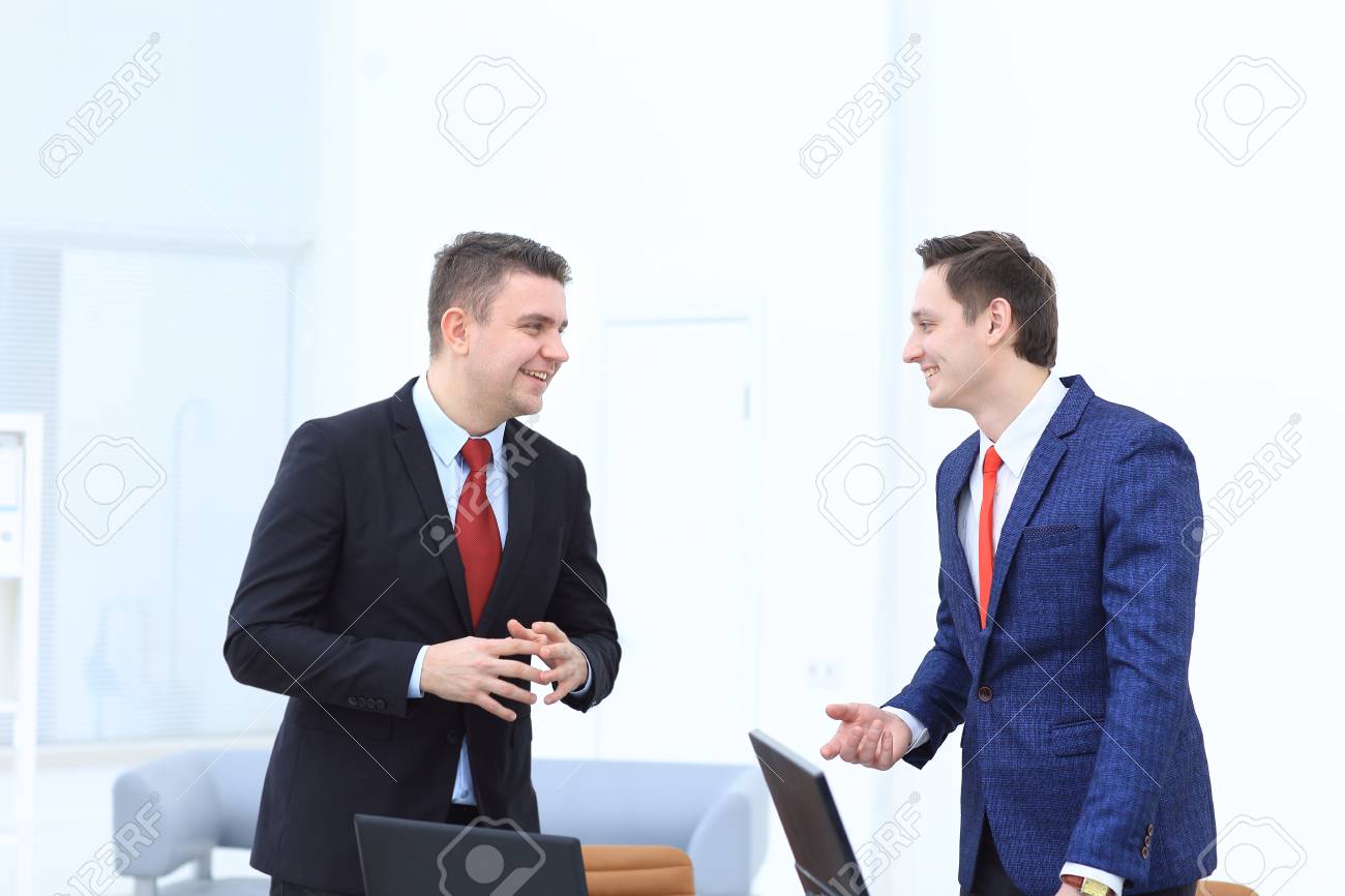 Immagini Stock Un Gruppo Di Imprenditori Di Successo Discussione Del Contratto Di Importante Della Societa Image