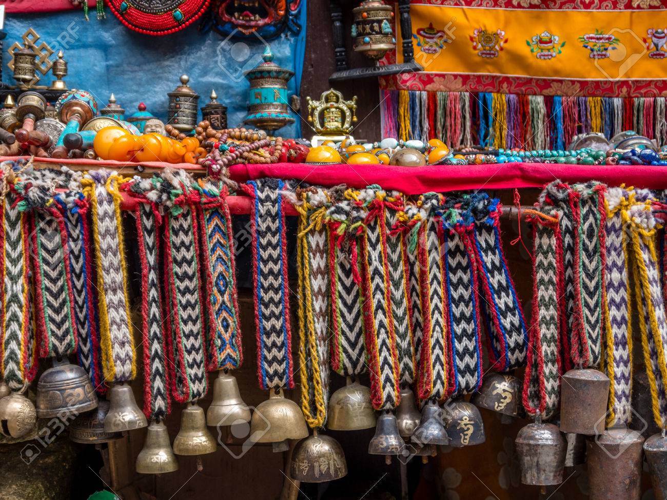 Yak Cloches Sur Des Rubans En Tricot Colores A Vendre Banque D Images Et Photos Libres De Droits Image 67076900