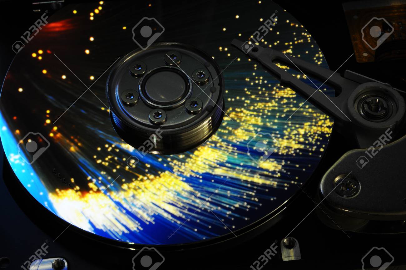 ディスクの表面に反映される抽象的な色でコンピューターのハード ドライブのディスクのクローズ アップ 背景の壁紙 の写真素材 画像素材 Image