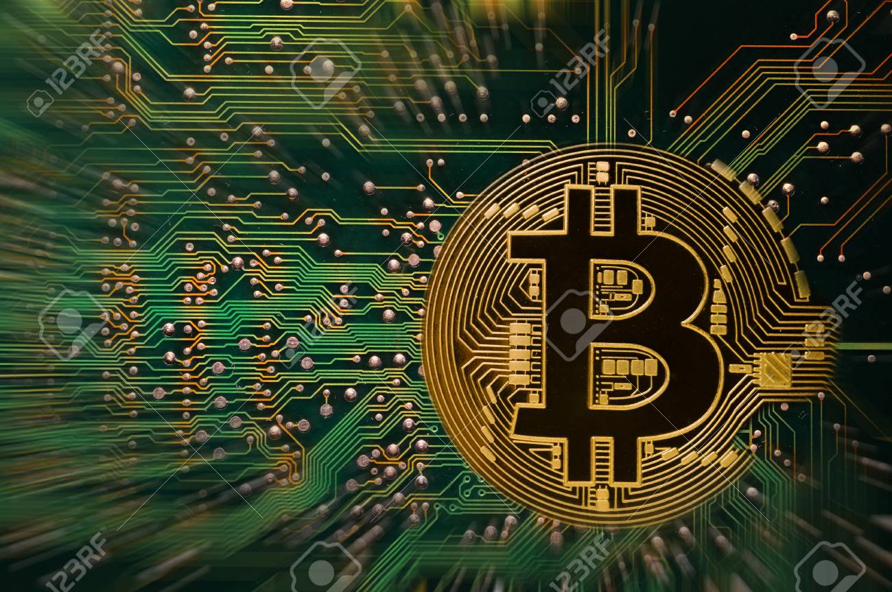 전자 회로를 통한 비트 코인. 배경 로열티 무료 사진, 그림, 이미지 그리고 스톡포토그래피. Image 92937267