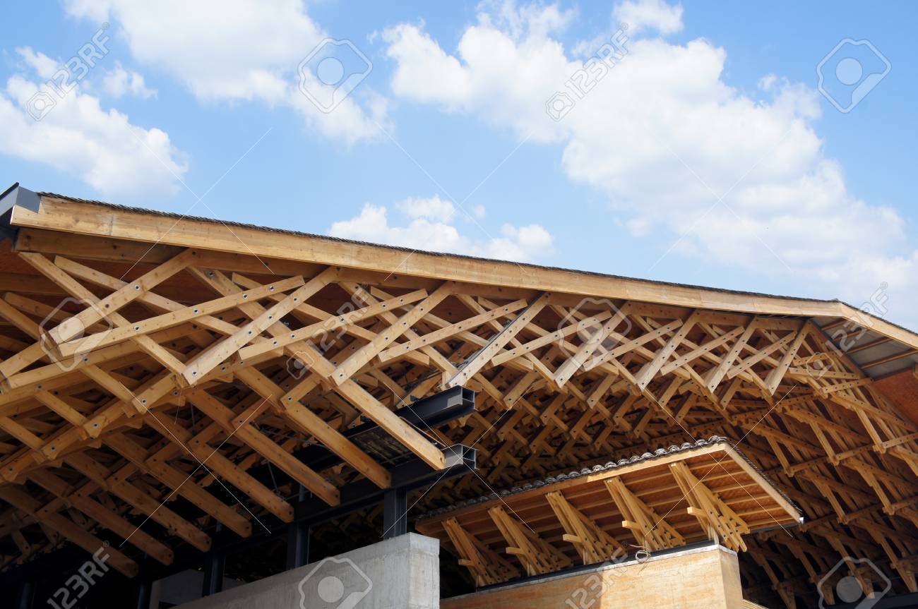 木の屋根構造を 青い空 の写真素材 画像素材 Image