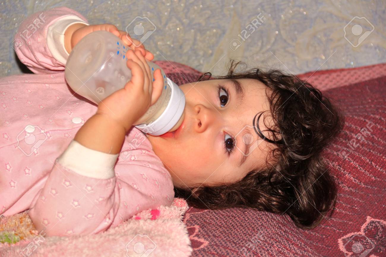 Petit Enfant Couche Et Boire Produit Laitier Bebe De La Bouteille Banque D Images Et Photos Libres De Droits Image