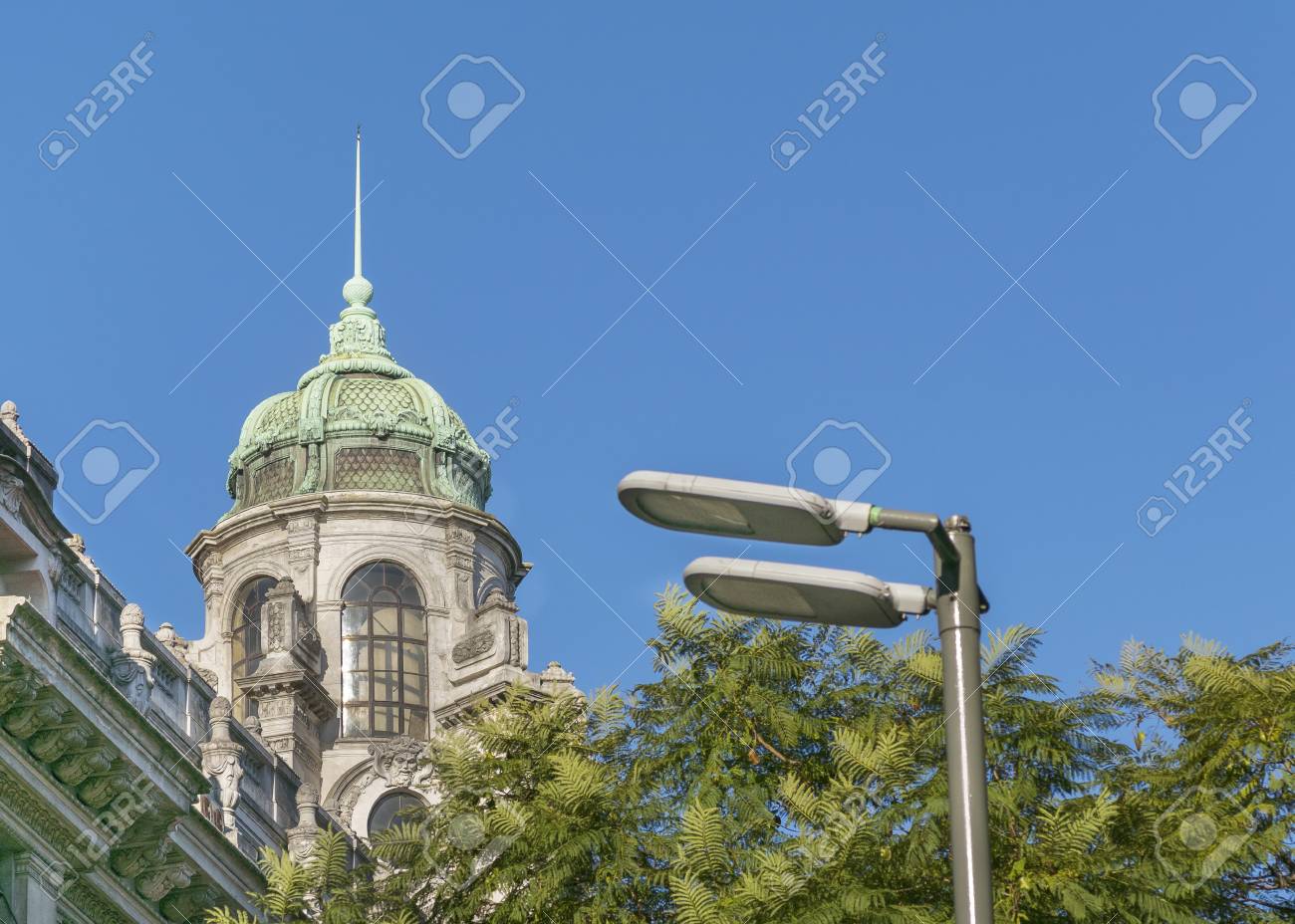 アルゼンチン ブエノスアイレスの中心部に位置するエレガントな古いスタイルの建物の低角度のビュー の写真素材 画像素材 Image