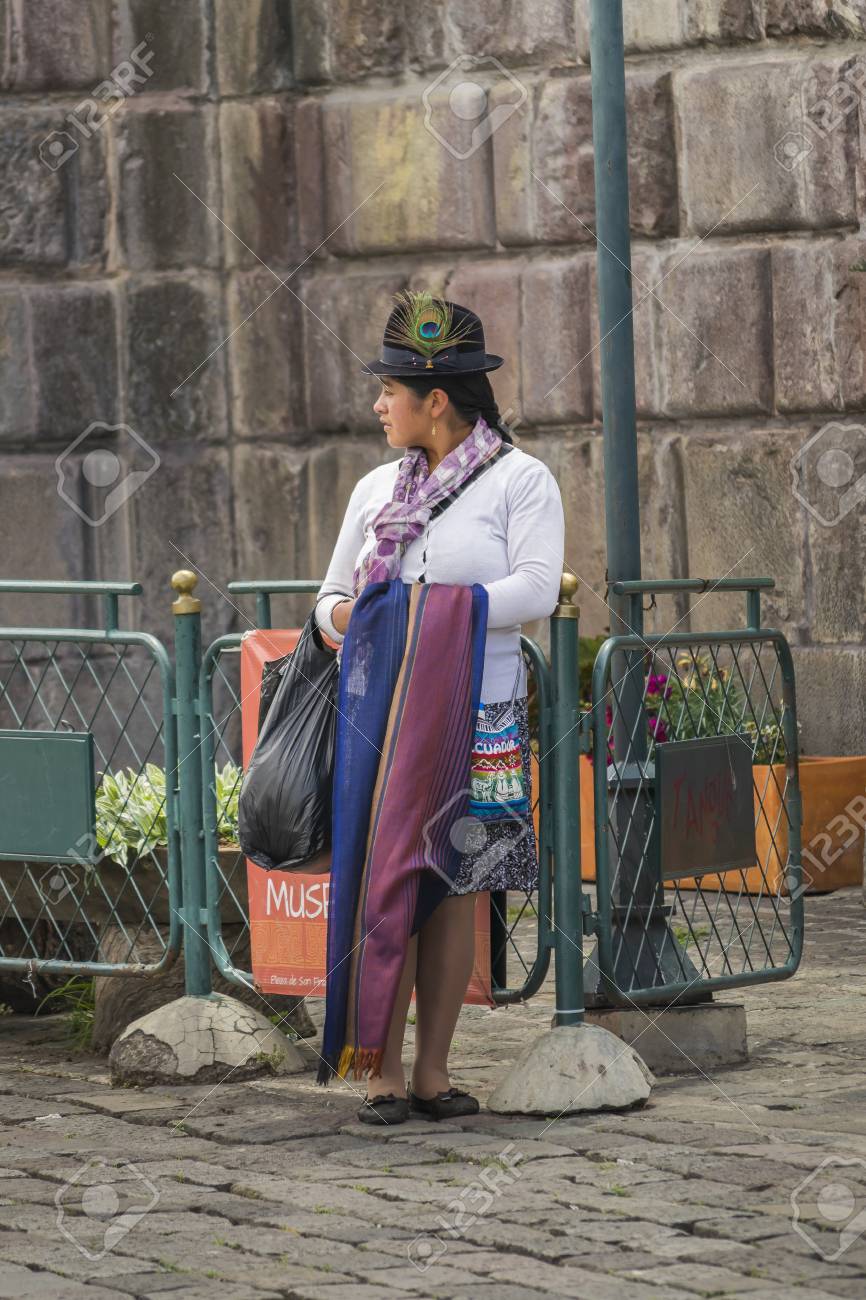 10 月エクアドル キト 15 伝統的な衣装を着たキトの歴史的な中心部 エクアドルの首都の都市でエクアドルの若い女性 の写真素材 画像素材 Image