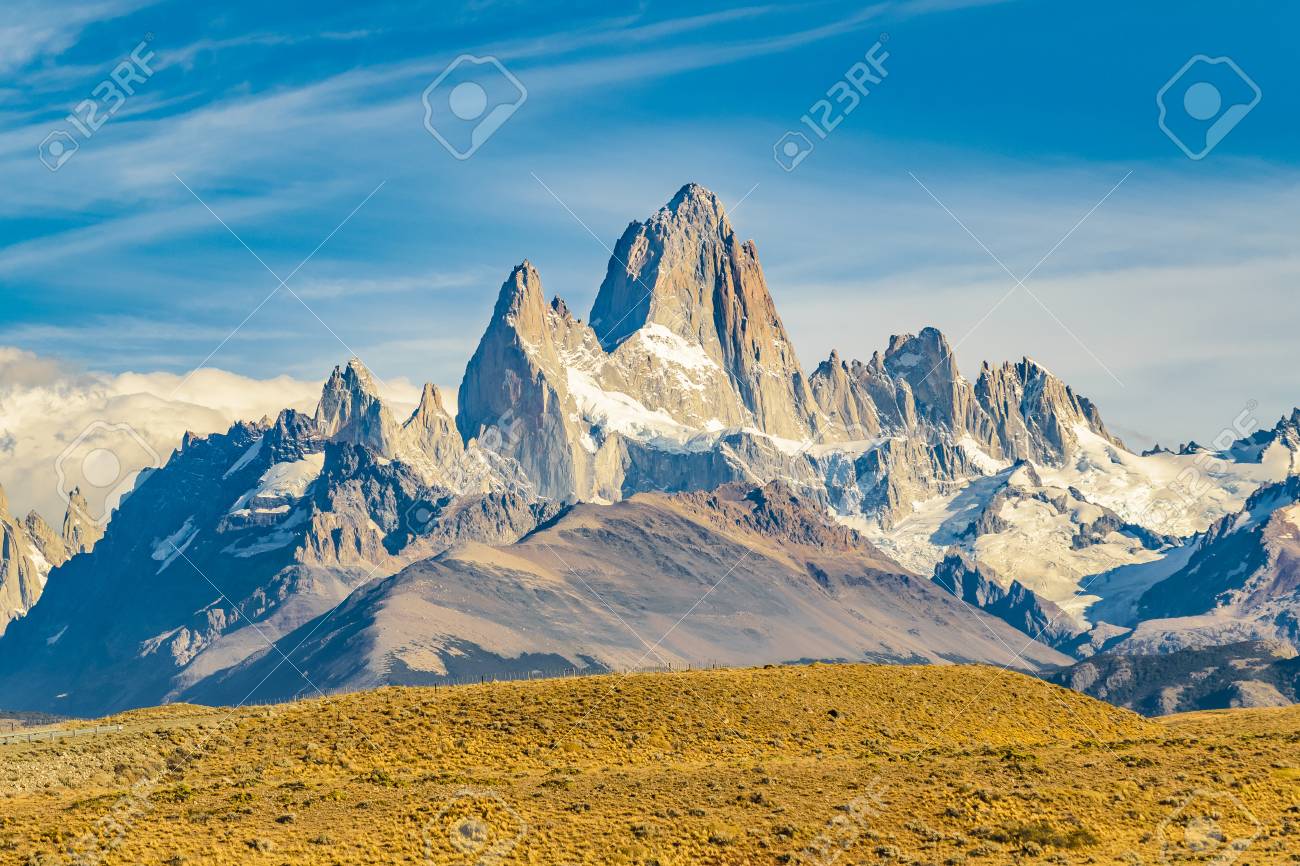 エル チャルテンにある町 アルゼンチンで有名なフィッツロイ山と美しいパタゴニア アンデス範囲風景 の写真素材 画像素材 Image