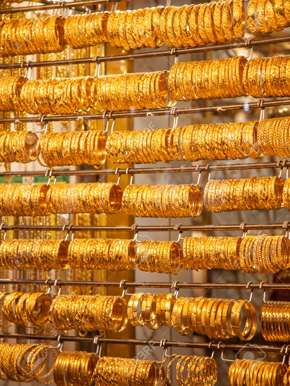 ドバイのゴールド スーク アラブ首長国連邦での金のバングルス の写真素材 画像素材 Image ドバイのゴールド スーク アラブ首長国連邦での金のバングルス の写真素材 画像素材 Image