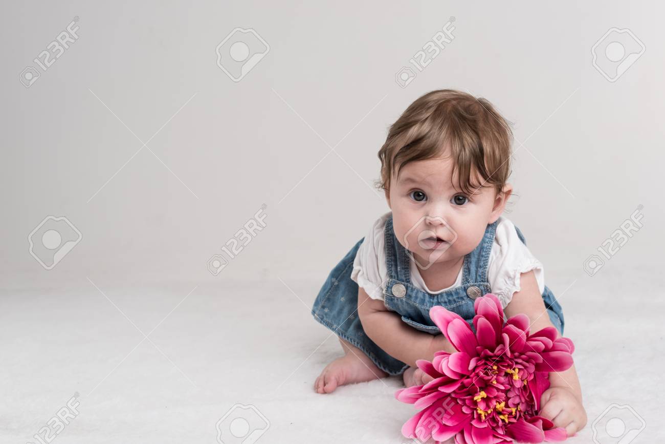 Bebe Avec Fleur Rose Mignon Banque D Images Et Photos Libres De Droits Image
