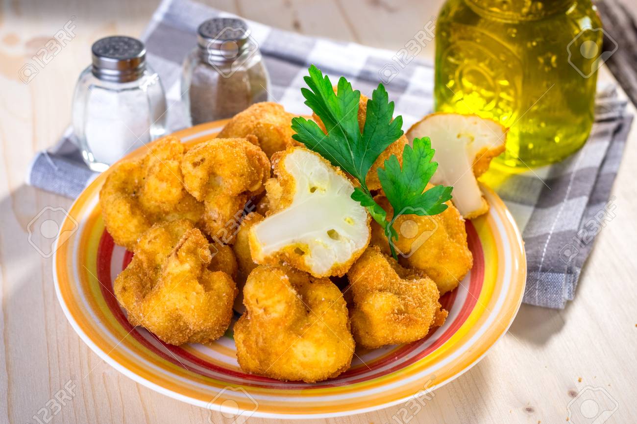 Chou Fleur Frit Pane Sur Fond En Bois Banque D Images Et Photos Libres De Droits Image