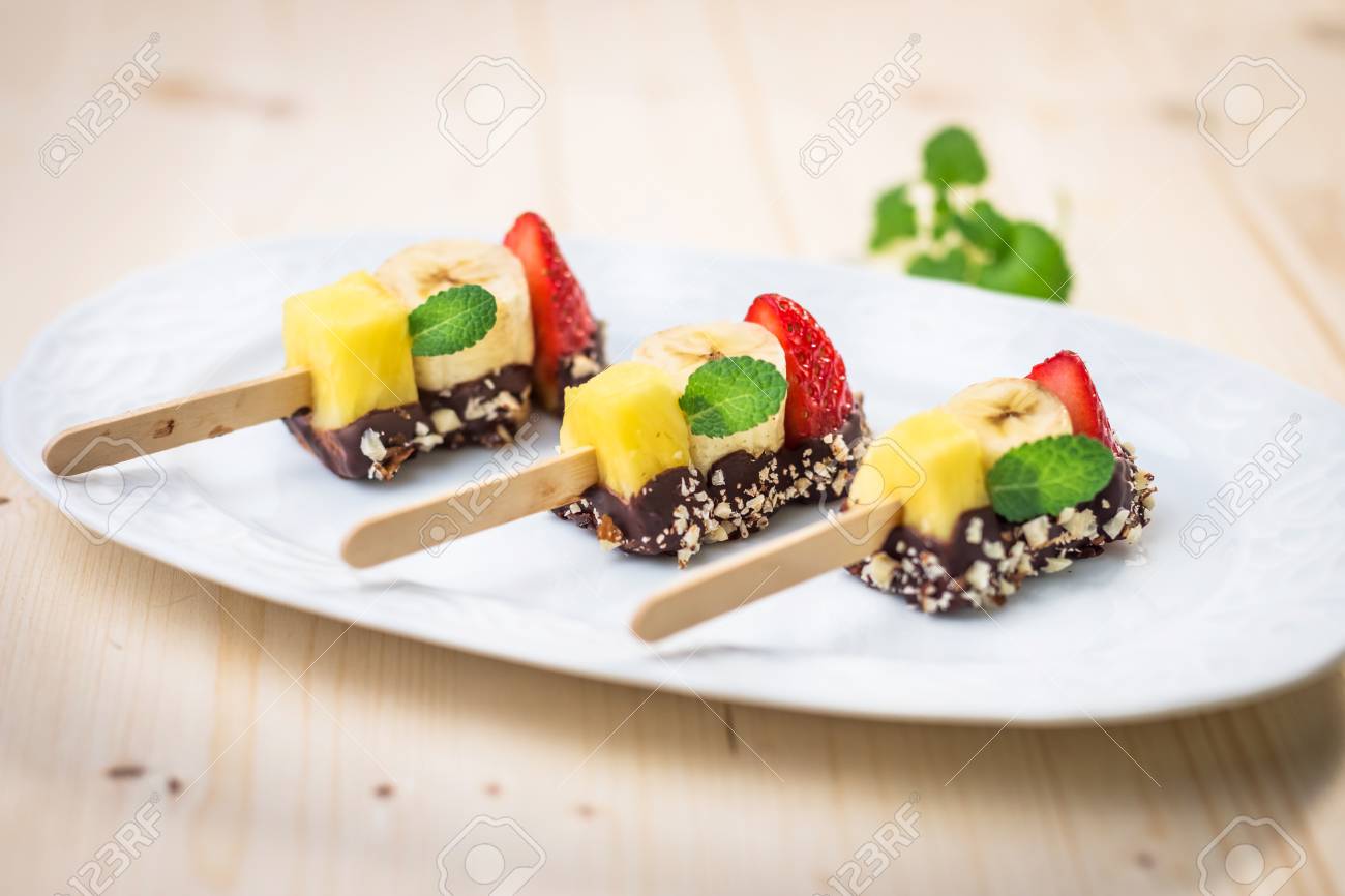Frische Obstspiesse Mit Schokolade Lizenzfreie Fotos Bilder Und Stock Fotografie Image