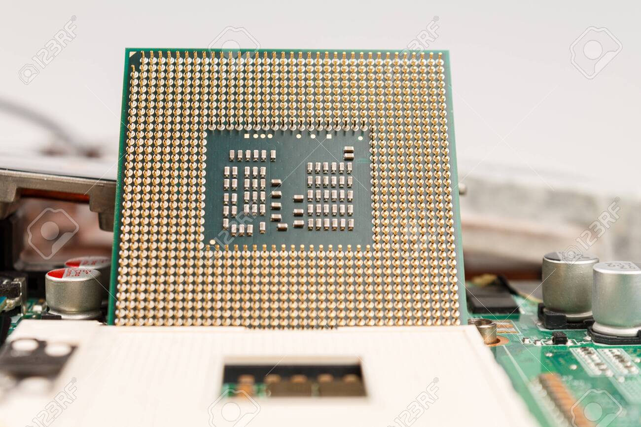 마더보드 배경의 컴퓨터 CPU 클로즈업, 중앙 처리 장치의 소켓, 마더보드와 CPU의 연결, 프로세서 칩의 구조, 멀티 코어 및 멀티  스레딩 로열티 무료 사진, 그림, 이미지 그리고 스톡포토그래피. Image 140306309