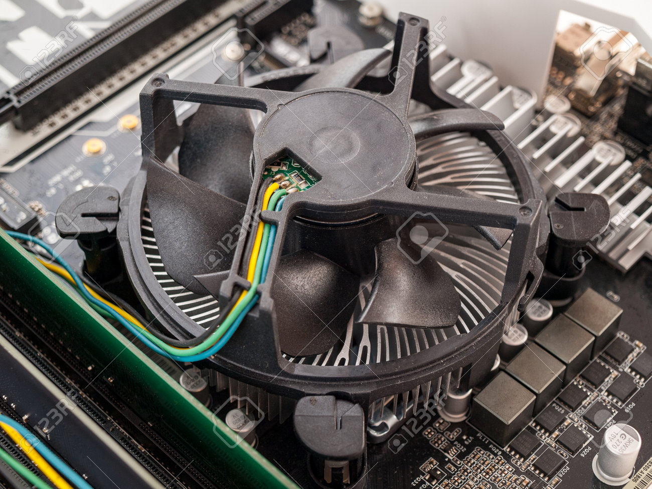 컴퓨터 시스템 장치에 CPU가 있는 냉각 팬, 컴퓨터 공기 냉각, 수리 및 업그레이드, 컴퓨터 구성 요소 냉각 로열티 무료 사진,  그림, 이미지 그리고 스톡포토그래피. Image 162375832