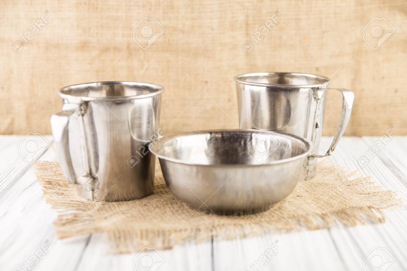 古いカップとステンレス ボウル の写真素材 画像素材 Image