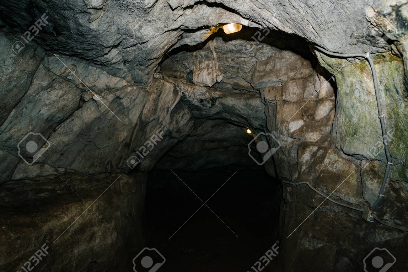 美しい洞窟。暗いダンジョンの中からの眺め。洞窟のテクスチャー