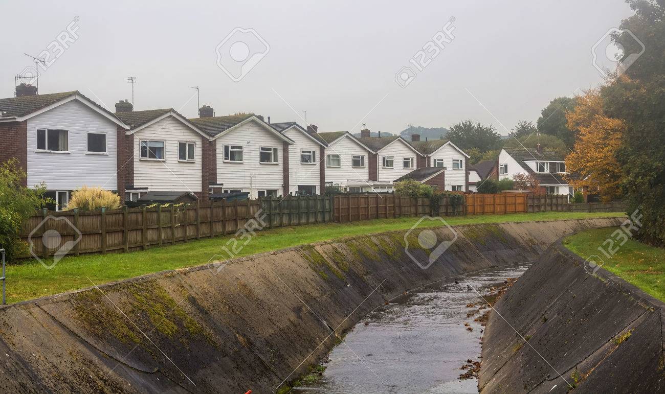 Alphington 小川の近くのいくつかの同一の家 エクセター デヴォン イギリス の写真素材 画像素材 Image
