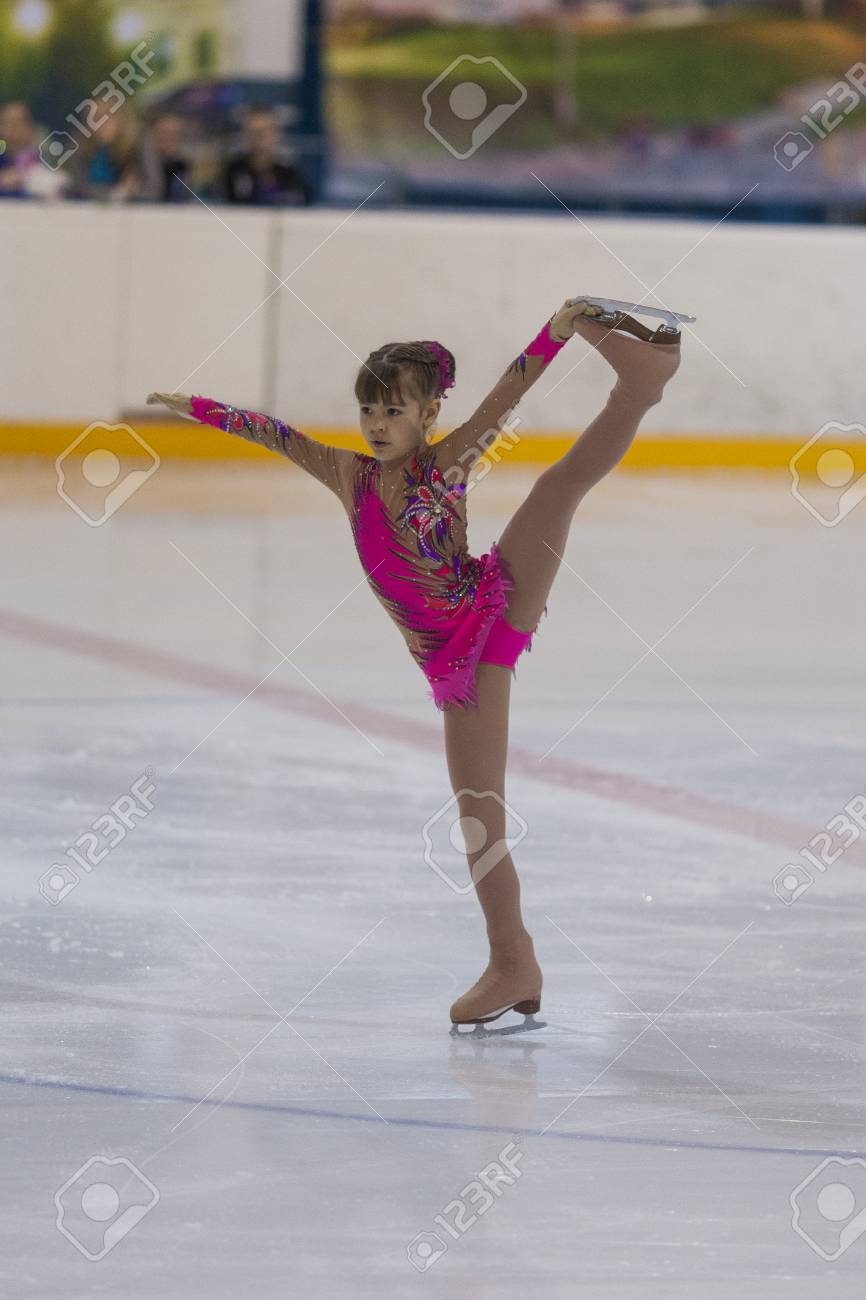 ミンスク ベラルーシ 16 年 4 月 30 日 フィギュアスケーター ルスラナ Nemirova ロシアからは ベラルーシ共和国のフィギュア スケート選手権で銀クラス Iii 女の子フリー スケート プログラムを実行 16 年 4 月 30 日にミンスク ベラルーシ の写真素材 画像素材