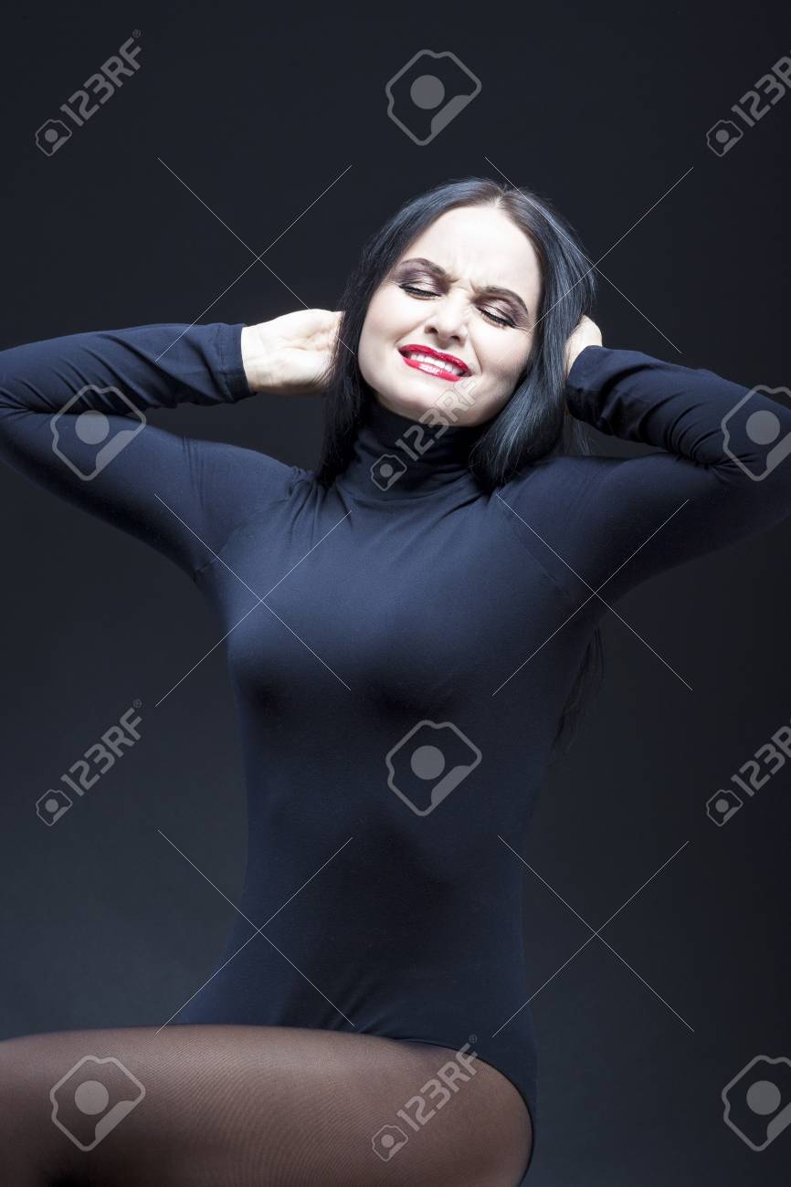 ボディースーツ　熟女 白人熟女ブルネットを叫びの肖像画。ブラック ボディー スーツ Black.Vertical 画像の向きに対してのポーズの写真素材・画像素材 Image  84069285