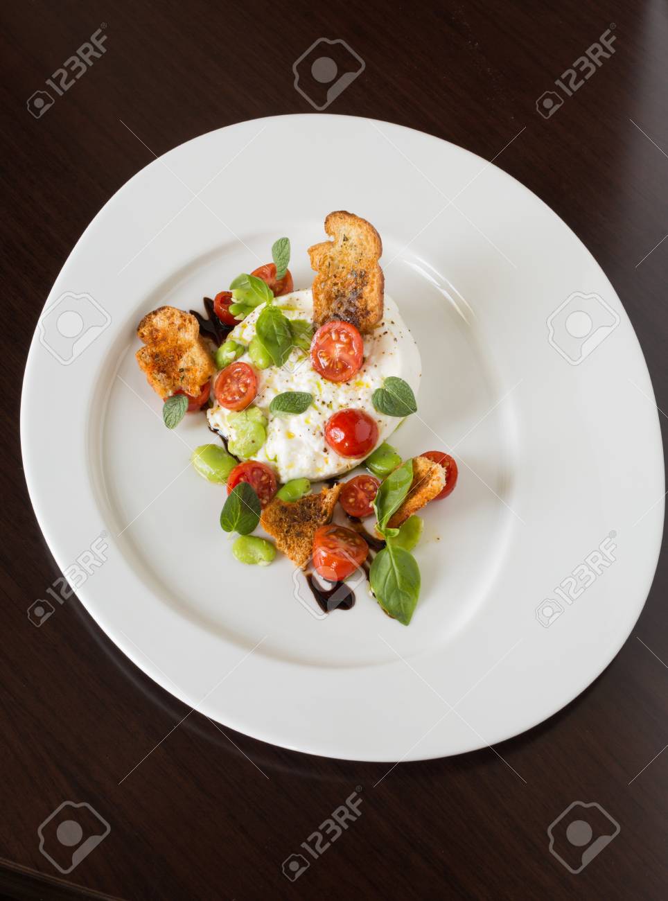 おいしいトマトとモッツアレラ チーズのサラダ カプレーゼ バジル クルトンとバルサミコ酢で 白い皿の上提供しています の写真素材 画像素材 Image