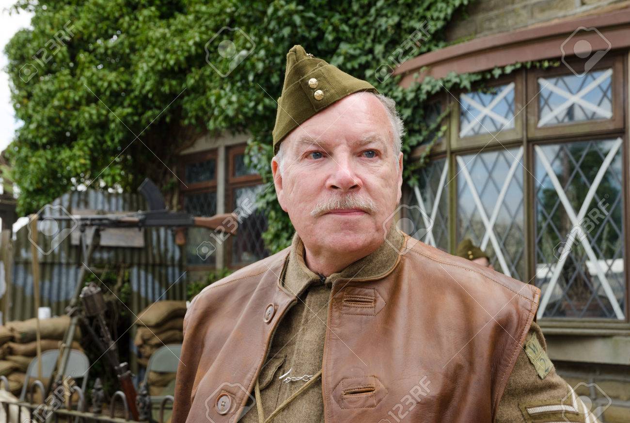 ヨークシャー イングランド 15 05 15 ベレー帽の帽子と古い英国の戦争のベテラン兵士 ハワース 1940 年代の週末 の写真素材 画像素材 Image