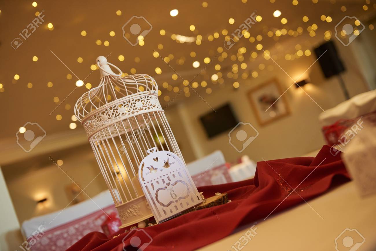 豪華な複雑な結婚式の詳細と背景に焦点が合っていないフェアリー ライトと赤と黄色の暖かい環境ではテーブルセッティング の写真素材 画像素材 Image 7418