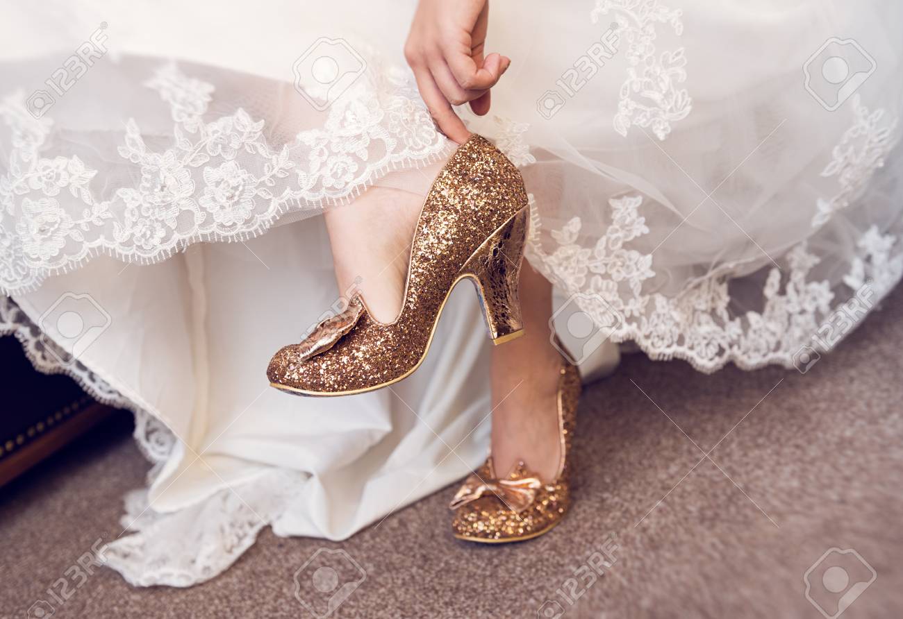 Una Novia Poniéndose Sus Zapatos De Boda En Preparación Para La Ceremonia Nupcial Suaves Y Delicados Colores Blanco Y Crema Pies Y Zapatos